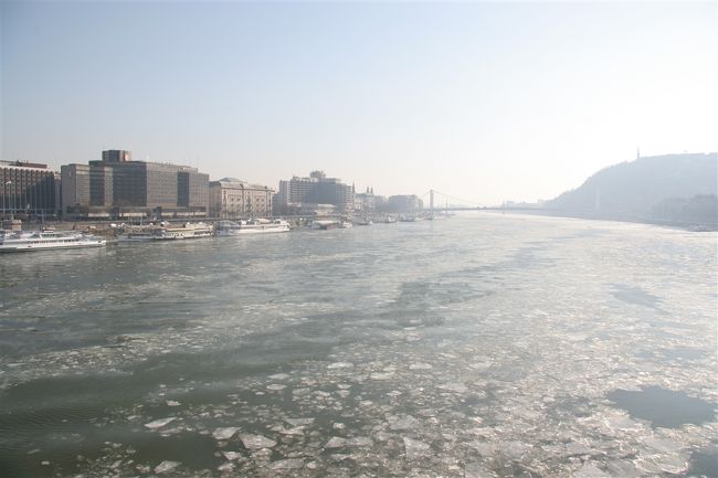 日中と言ってもまだ１１時ぐらいですが気温はまだマイナスです。川には氷が漂っています。