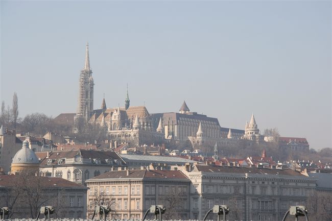 こちらもくさり橋から漁夫の砦を撮影、高い塔はマーチャーシュ教会。