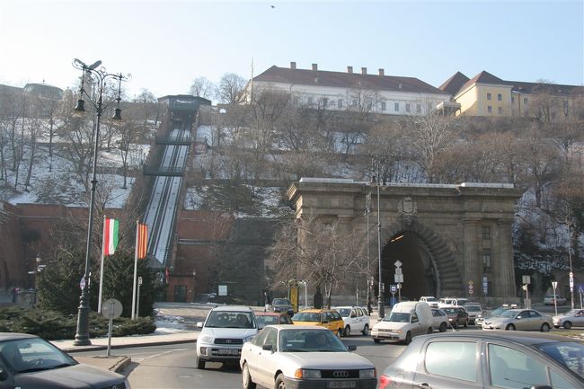 くさり橋を渡ったところはクラーク・アーダーム広場とケーブルカー乗り場。<br />ケーブルカーで上がった所はもう城の中です。