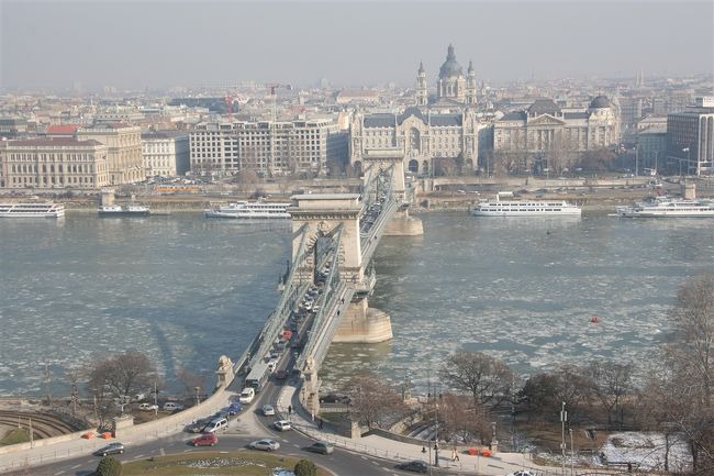 ケーブルカーで上っている時に橋を撮影。橋の延長上に高いドーム状の建物が聖イシュトヴァーン大聖堂。