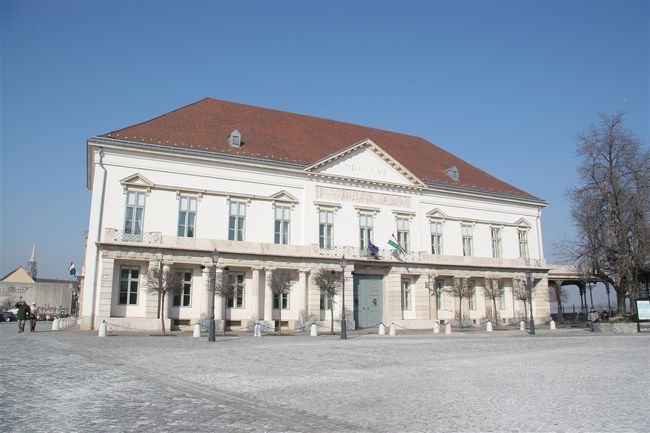 ケーブルカーを降りて右側にある建物、何の建物かは不明。