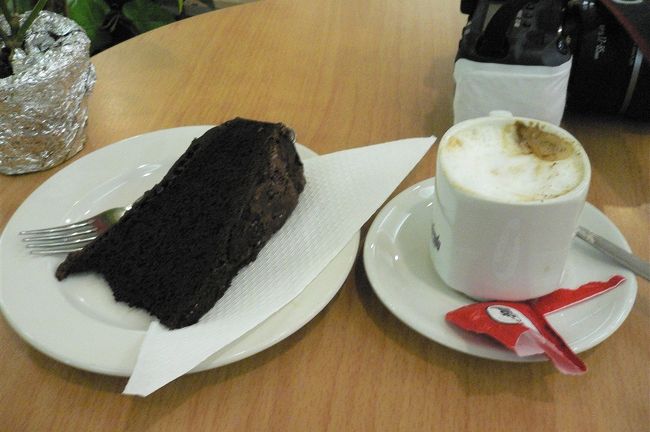 寒いので国立美術館内のカフェでまたひと休み。