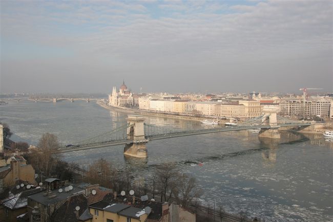 王宮からくさり橋の方を撮影