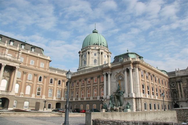 王宮内、国立美術館の裏側で裏庭になっているところを通り漁夫の砦方面へ。