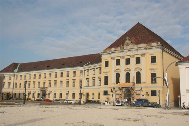 漁夫の砦方面へ向かう途中にある王宮劇場。