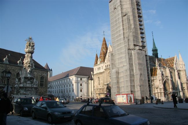 漁夫の砦の手前にある三位一体広場。左にあるのが三位一体の像。