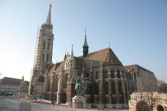 三位一体広場の一画にあるマーチャーシュ協会。