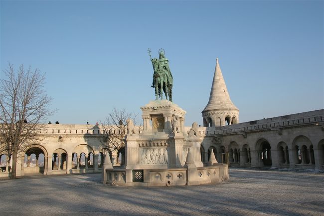 マーチャーシュ協会の前に建つ聖イシュトヴァーンの騎馬像。