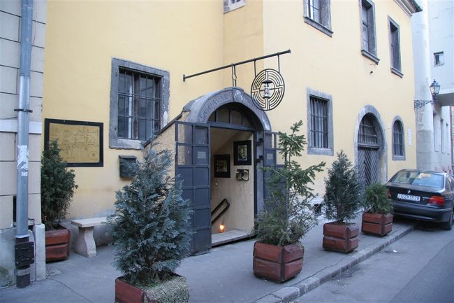 王宮地下迷宮の入り口、ここは酒屋の娘さんが教えてくれました。