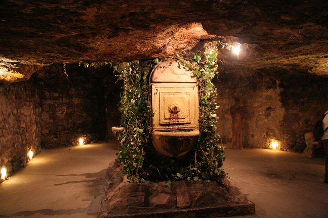 地下迷宮内で撮影、ワインが湧き出ていました。