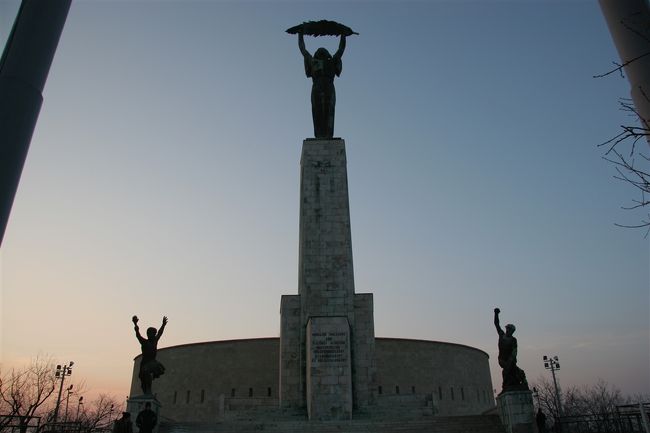 一旦宿に戻り再度夜景を撮影する為に丘に上がってきました。ゲッレールトの丘にある自由の象徴のモニュメント。