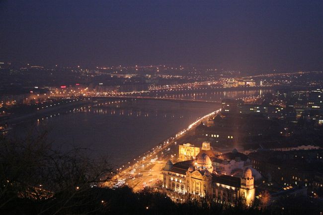 ようやく空も暗くなってきましたのでエルジェーベト橋方面を撮影。