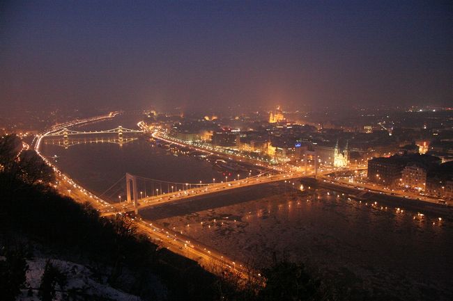 ゲッレールトの丘からくさり橋とエルジェーベト橋(手前側）の夜景
