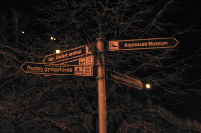 丘からは歩きでエルジェーベト橋まで約３０分ほどで下れます。