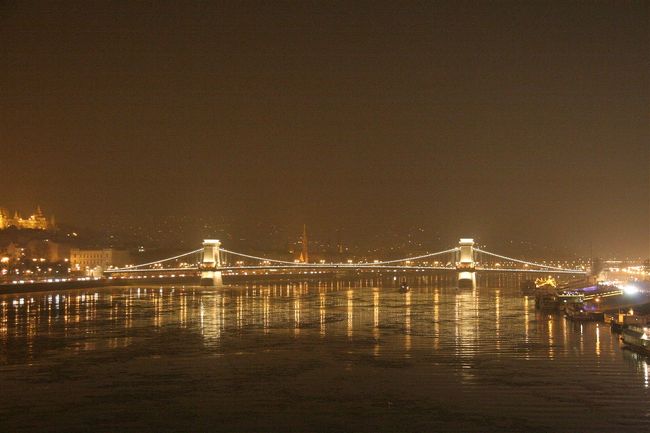 エルジェーベト橋からのくさり橋の夜景