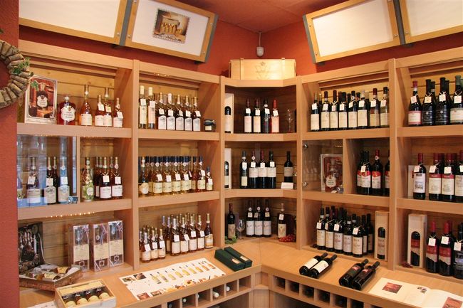 翌日今回ハンガリーを訪れた一番の目的で酒屋さんへ、ハンガリー貴腐ワインを買いに行きました。