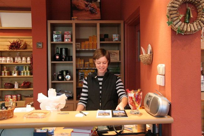 酒屋さんの看板娘と言ったとこでしょうか。色々ハンガリーワインについて教えてくれました。英語も結構流暢に話していました。