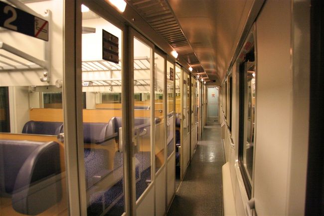 ハンガリーからオーストリアに帰る列車の中。それほど遅い時間ではありませんがほとんど乗っていません。途中の駅でもほとんど人は乗ってきませんでした。<br /><br />この続きはこちら<br />http://4travel.jp/traveler/magic_takashi/album/10356838/