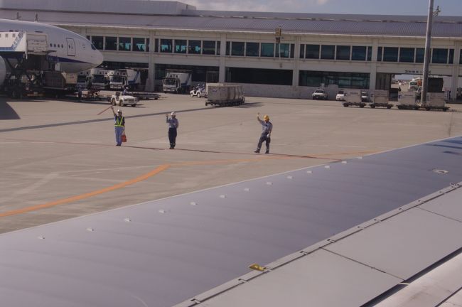 弾丸万座ビーチステイを終え、<br />那覇空港から石垣へ。<br /><br />空港のお兄さんたちが、手を振ってくれています。<br />石垣も弾丸だから、すぐに戻ってくるからね〜（笑）<br /><br />