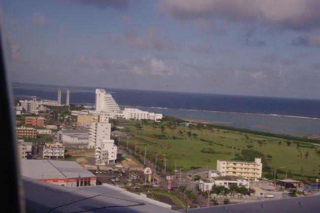空港に近づいてきました。<br /><br />なんと、窓から今晩お世話になる<br />ＡＮＡインターコンチネンタル石垣リゾートが見えます。<br /><br />建物のデザインは万座と同じ方だそうで、なんとなく似てますね。<br />（たしか、グアムのニッコウホテルも同じはず）<br /><br /><br />この石垣空港は比較的街中にあり便利なのですが、あと３年で利用期限が終わり、別のところに引っ越すそうです。<br /><br />滑走路が短いので、着陸と同時にブレーキをかけて無事到着。<br /><br />
