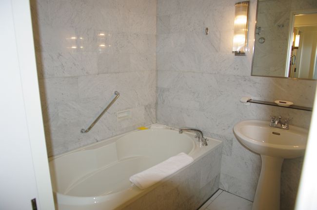 広いバスタブ。<br />深いので日本人にはうれしいです。<br /><br />