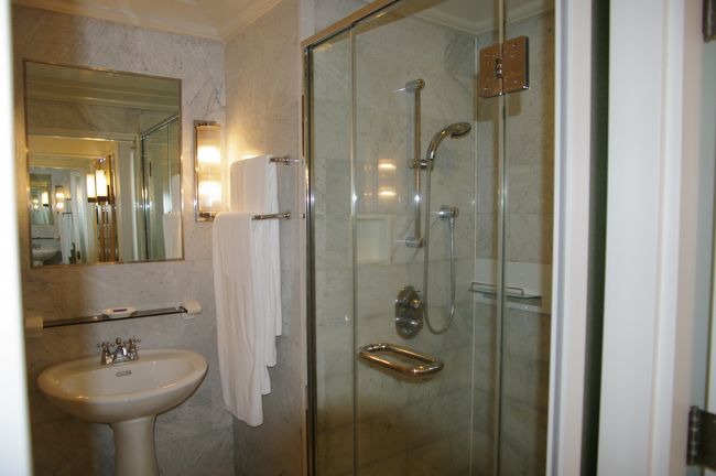 バスタブの向えには、独立したシャワーが。<br /><br />