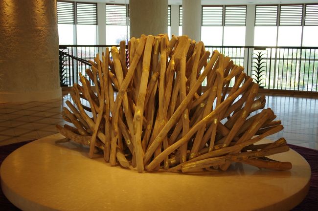 入り口正面にあったオブジェ。<br /><br />流木がモチーフとか。<br />すべてがやさしい色で統一してあって大人の雰囲気。