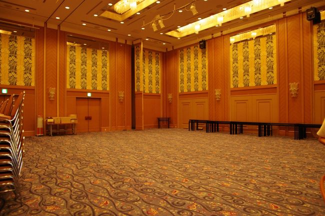 館内にある、宴会場を見せていただきました。<br /><br />ここでは地元の方の結婚式をよくやるそうです。<br />で、こちらの結婚式は300人ぐらい呼んで、前のステージで一日中踊って歌ってるそう。新郎新婦はそっちのけ。<br />よって、ここでは一日一組しか結婚式は受けないそうです。<br /><br />