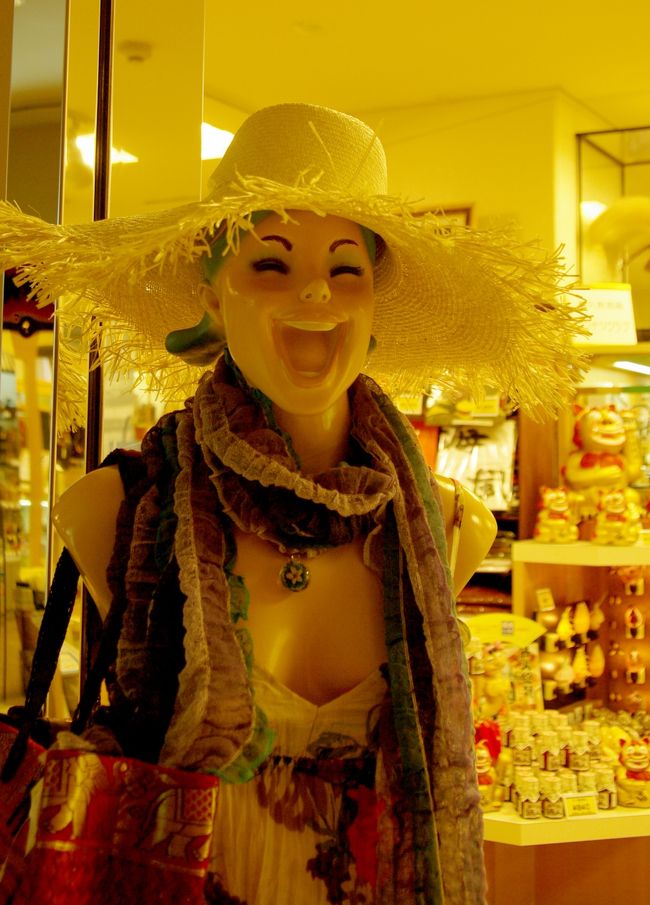 マネキンも楽しそうサー。