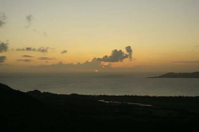 夕方から、島内の景勝地にサンセットを見に行くことになっていました。<br /><br />が、飛行機の遅れなどもあり予定がオセオセに。<br /><br />ホテルから一番近くて眺めのいい場所をリゾートコンシェルジュさんに教えてもらい行ってきました。<br /><br />パンナ岳というところです。<br />ちょっと雲が出てしまって残念。<br /><br />でも、夕日が沈む時間には間に合いました。<br />さすがはリゾートコンシェルジュ。<br />