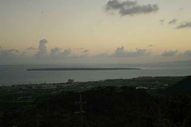 遠くに見えるのが竹富島です。<br /><br />あー、行きたかったよぉ〜。