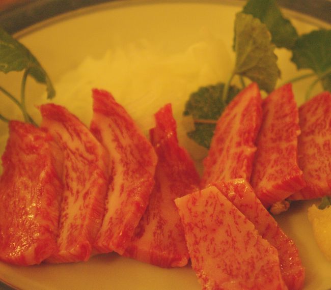 石垣でもここだけ！<br /><br />石垣牛の刺身。<br /><br />おいしい。これならマグロ食べなくっていいや。<br />