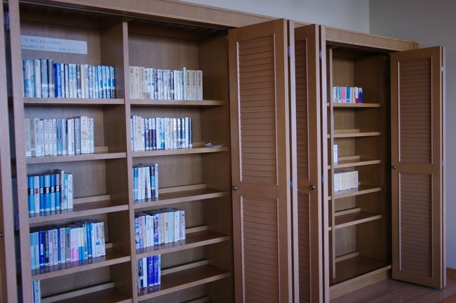 ホテルに戻ってきました。<br /><br />ロビーには自由に借りれるプチライブラリーがありました。ジャンルもいろいろあったんで、プール際で読書も楽しそう。<br />