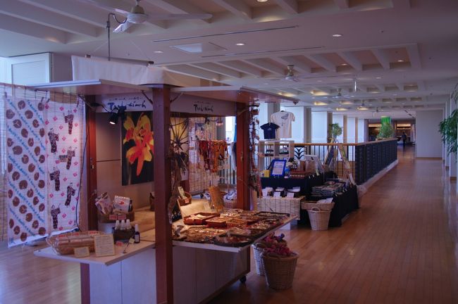 通路には、沖縄名産を売る売店も。