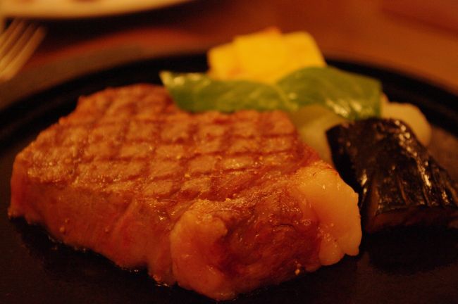 じゃーん、こんなに厚みのあるステーキ！！<br /><br />手作りのステーキソースも出していただけたのですが、そんなのなしで、塩だけでとてもおいしい。<br />味わい深いステーキでした。<br /><br />正直、南の島でこんなおいしいお肉にありつけるとは意外でした。<br />たいたいリゾート地って、もう一度食べたいものってなかなか出会えないのですが、これはもう一度食べたいです。<br /><br />