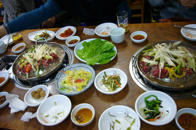 ２日目の夜。どこへ行こうか迷って、結局明洞の「全州会館」へ来てしまいました。<br />ここのプルコギ、海鮮チヂミはハズレなし！です。<br />７年前にソウルへ来たときもここで食べました。<br />店の前にいる名物看板おじさんも７年前とおんなじでした。