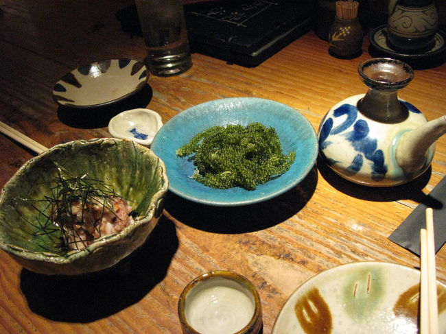 海ぶどうのあえものと泡盛の徳利（カラカラという）