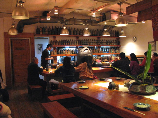 酒場の内部。ほの暗い照明とジャズのBGMがGood