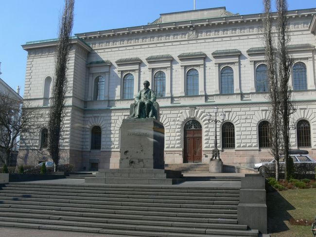 なんだか偉い人が座っていらっしゃいます。