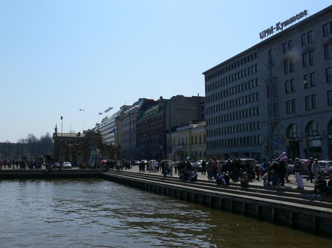 休日のヘルシンキ港は賑やかです。