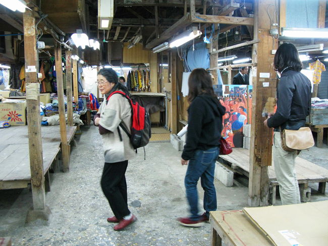 市場内の服飾店、今はその店舗数も少ないが、市場が<br />創設された頃は主流だったとのこと。