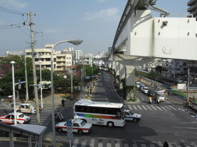 国際通りの最寄駅、那覇のモノレール（ゆいレール）の牧志駅より街並みを望む。<br />駐車場も少ないので、那覇空港からのアクセスには<br />モノレールがお勧めです。