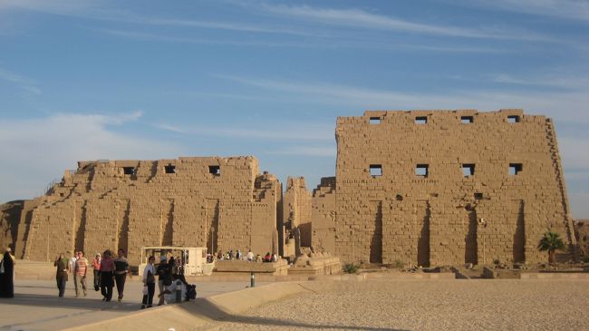 カルナック神殿<br /><br />アメン大神殿を中心に（面積３０ha）広大<br /><br />テーベが首都になるとアメン神は太陽神ラーと合体<br />国家最高神にハトシェプスト女王・トトメス３世・セティ３世・ラムセス２世等々がコンス神殿・オベト神殿・オリシス神殿・ブタハ神殿・モンツ神殿・ムゥト神殿等々　南北１．５Ｋに及ぶ<br /><br />ＬＥ５０　学生ＬＥ２５<br /><br />ガイドさんは夏休み１ヶ月泊り込んで歴史を学んだそうです。そのくらい覚えることはいっぱいだそうです。<br />エジプトの子供達の歴史の勉強は大変なのかなぁ・・・<br /><br />