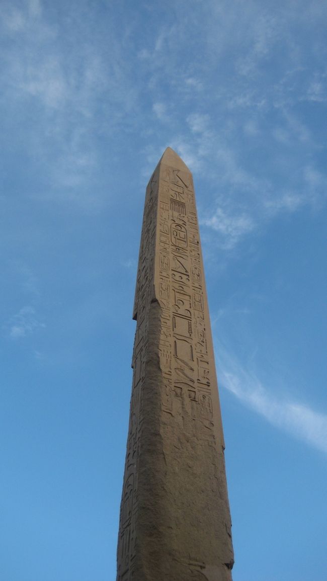 オベリスク<br />約３０M<br />当初先端には金箔が貼られきらきら輝いていたとか・・
