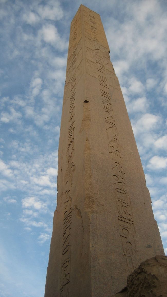 雲とオベリスク