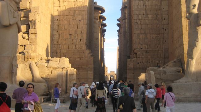 大きい<br />この奥に１３４本の大列柱室<br /><br />開花　パピルスの柱