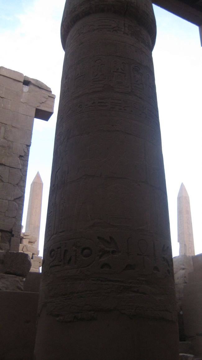 大立柱室の右奥<br />２つのオベリスクがカメラに収まめられる<br />撮影ポイント<br />ガイドさんが教えてくれました。<br /><br />ナイル殺人事件でも使われた大立柱室だそうで<br />そうそうこのアガサクリスティのナイル殺人事件をみて、エジプトに行きたい！ピラミッドに上ってみたいと思って数十年なんで行かなかったんだぁ？？<br />来てみたら・・えーだったけど<br />でかすぎてぴんとこないのかもねー