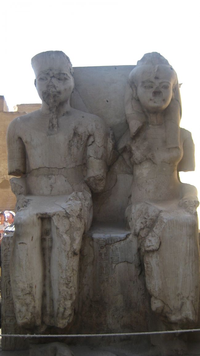 ツタンカーメン王とアンケセナー王妃の像