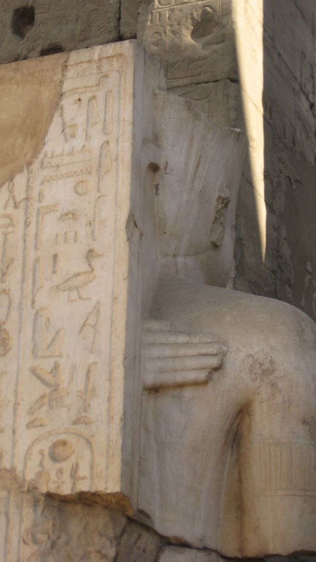 後ろから・・<br />ほらアンケセナー王妃の手がツタンカーメン王の肩に<br />仲良しですよという事<br />像は裏も見ましょう！