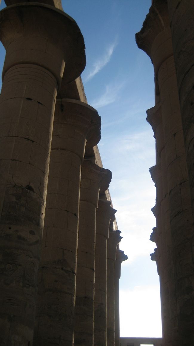 大列柱廊　開花式パピルス柱２列１４本<br />高さ１９ｍ<br />年に一度のオペト祭りの様子が描かれている<br /><br />